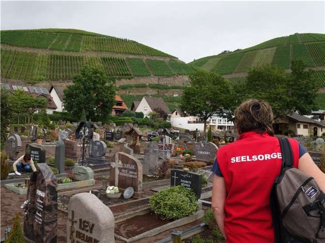 Das Koordinierungsbüro „Seelsorge Ahr“ des Bistums Trier plant Einsätze von Seelsorgerinnen und Seelsorgern. Hier zu sehen Esther Braun-Kinnen im August auf dem Friedhof in Dernau, wo Anwohnerinnen und Anwohner die Gräber ihrer Angehörigen aufsuchen. Foto: Julia Fröder/Bistum Trier