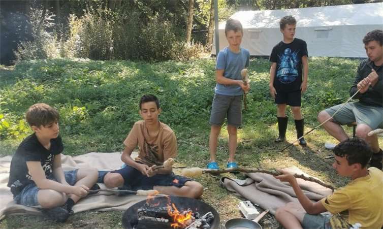 Das Korn für das Stockbrot hatten die Kinder selbst gemahlen.