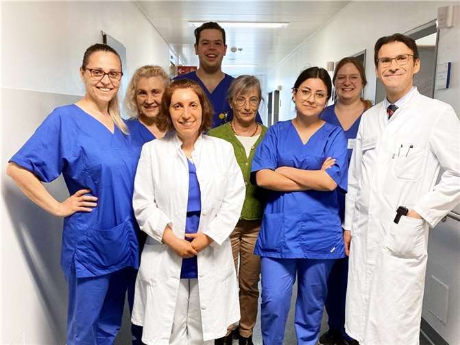 Das Krankenhaus Maria Hilf in Bad Neuenahr hat seine Schlaganfalleinheit erweitert. Seit April behandelt das Team um Chefarzt Dr. Theodoros Ballidis (rechts) seine Patientinnen und Patienten auf einer frisch renovierten Station.  Foto: © Marina Katzenberger/Marienhaus