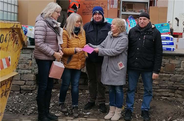 Das Kreativteam der Zukunftswerkstatt Marienrachdorf war überrascht über die große Dankbarkeit der ehrenamtlichen Helfer sowie der Kindergartenleiterin, die die Spenden für ihre Einrichtung entgegennahmen.Foto: privat