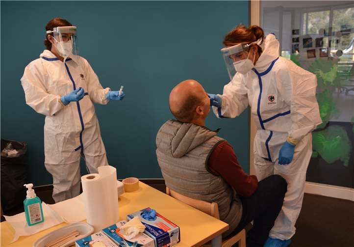 Das Kreisgesundheitsamt beim Durchführen von PCR-Tests.