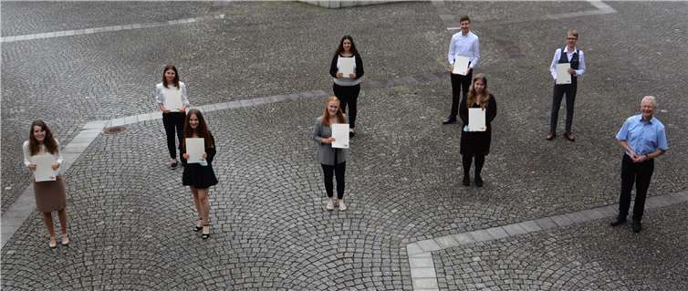 Das Kreishaus freut sich sehr auf die künftigen Kolleginnen Michelle Brandtner, Juliane Bullert, Lisa Burckhart, Fenja Heyeckhaus, Uta Prößler und Luisa Steudter, sowie die künftigen Kollegen Jason-Patrick Koller und Pascal Lang.Quelle: Kreisverwaltung des Rhein-Lahn-Kreises