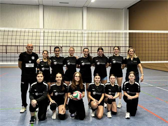 Das Kreisliga-Team mit Marion Jünger (hintere Reihe 1. v. r.) und dem Trainer Paul Wolf (hintere Reihe 1. v. l.)  Foto: privat