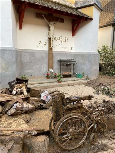 Das Kreuz ist für Christinnen und Christen ein Symbol der Hoffnung, aber auch eine Möglichkeit, Emotionen abzuladen.  Foto: Bruder Antonius Joos