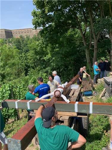 Das Kreuz vor dem Aufstellen.