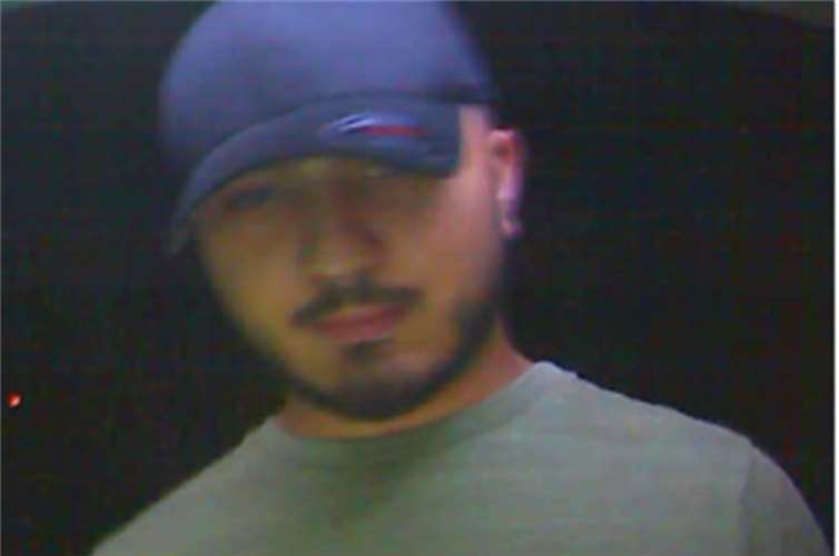 Das Kriminalkommissariat 13 der Bonner Polizei fahndet nach diesen unbekannten Männern.  Fotos: Polizei Bonn