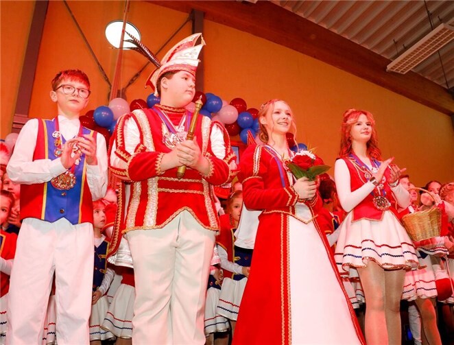 Das Kripper Jugendprinzenpaar Ole I. (Spors) und Kim I. (Ludwig) mit Hofdame Lilly (Prehn) und Hofmarschall Nelson (Busch) ließen es „Kamelle“ regnen und sorgten für leuchtende Kinderaugen. Foto: privat