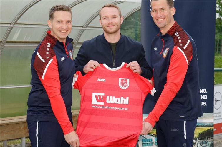 Das Kripper Trainerduo Michael Ueberbach (l.) und Nils Meyer (r.) begrüßen Neuzugang Max Spahn.