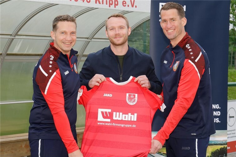 Das Kripper Trainerduo Michael Ueberbach (l.) und Nils Meyer (r.) begrüßen Neuzugang Max Spahn.