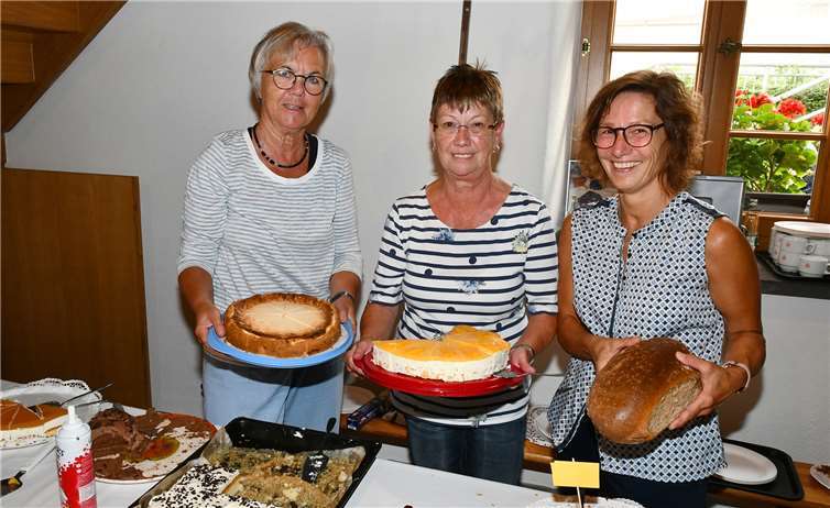 Das Kuchenbuffet erlebte einen großen Ansturm. Regina Wetzlar, Trudi Alfter und Marlies Nachtsheim (von links) kümmerten sich um die Gäste.