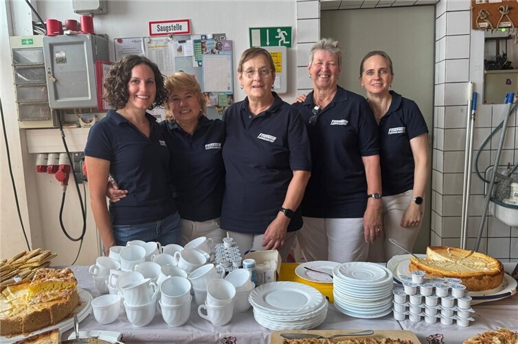 Das Kuchenbuffet mit den Frauen der Löschgruppe Birresdorf