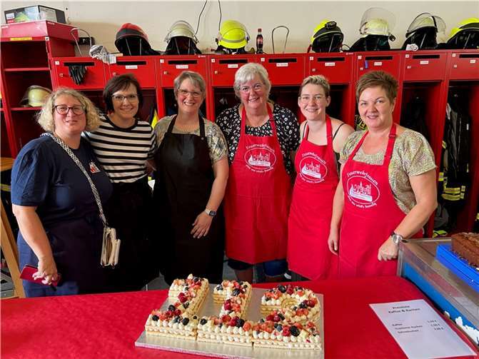 Das Kuchenbuffet war wie immer in den bewährten Händen der Feuerwehrfrauen, die sogar eine „112-Torte“ gebacken hatten.
