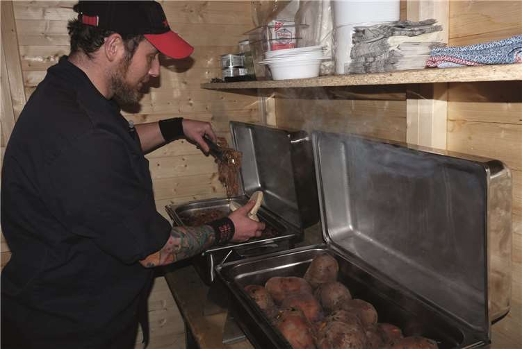 Das Küchenteam der Vulkan Brauerei hält für die Weihnachtsdorf-Besucher in einem eigenen Spezialitätenhäuschen so manche Köstlichkeit bereit.