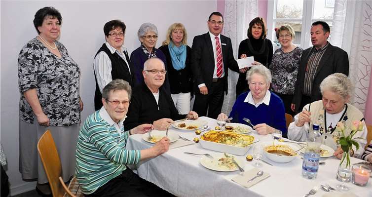 Das Küchenteam mit Elvira Schepers-Israel (4.v.l.), sowie Friedhelm Münch (r.) freuen sich über die Spende der KSK, überreicht von Michael Weltken (5.v.l.) und Beate Söller (6.v.l.).RÜ