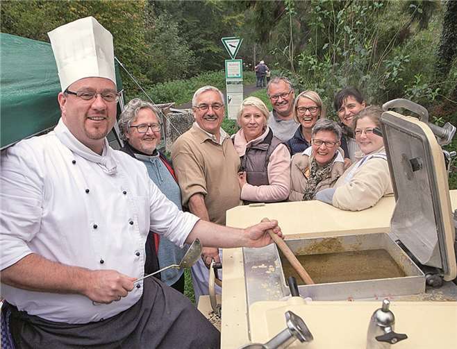 Das Küchenteam um „Chefkoch“ Christian Schiffer (links) hatte 220 Liter Erbseneintopf in der Gulaschkanone zubereitet. Das schmeckte den Gästen beim Erntedankfest der Dorfgemeinschaft Villiprott im Schönwaldhaus. -JOST-