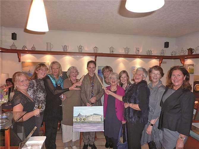 Zwölf schwedische Künstlerinnen mit bunten Ansichten 