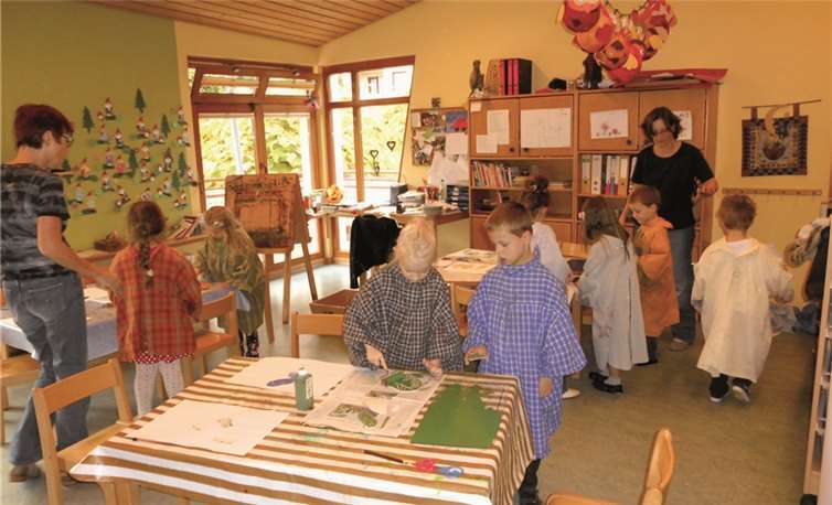 Das Kunstprojekt mit Rosemarie Feuser beinhaltete auch das Drucken und Walzen. privat