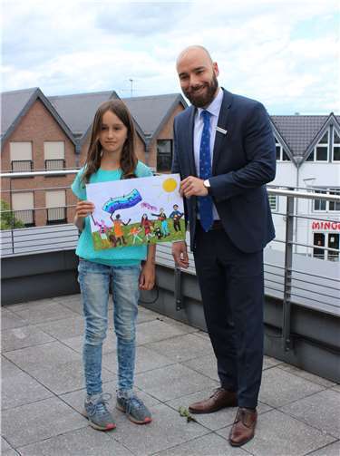 Das Kunstwerk, mit dem Julia Istrate aus der 4. Klasse nicht nur den 1. Platz, sondern auch den Landesförderpreis erringen konnte, heißt: „Tanzende Welt“. Foto: privat