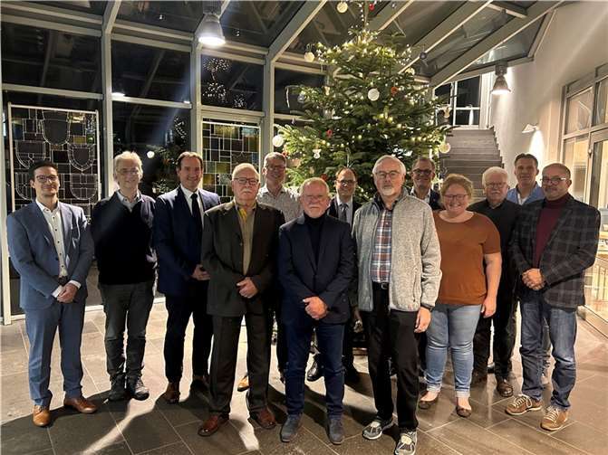 Das Kuratorium der Bürgerstiftung in der Verbandsgemeinde Weißenthurm traf sich zur Jubiläumssitzung zum zehnjährigen Bestehen der Stiftung.  Foto: Kim Lachmann