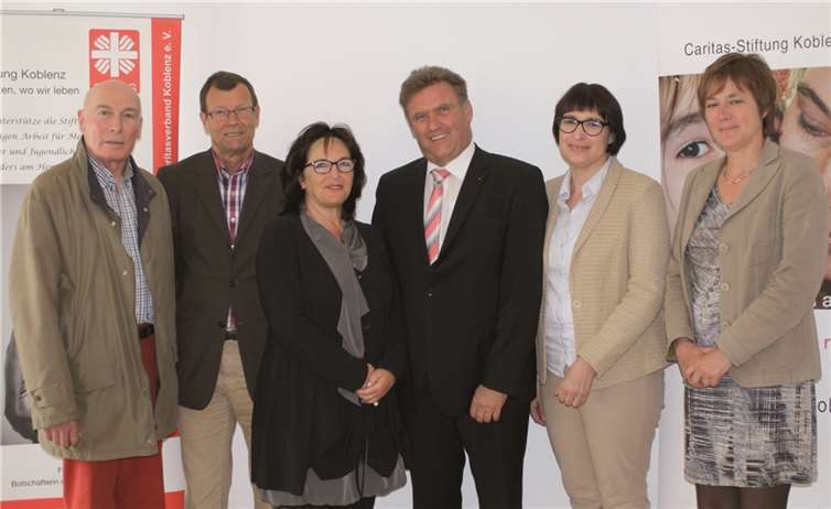Das Kuratorium der Caritas-Stiftung Koblenz engagiert sich für Menschen in Not (v. l): Kammerschauspieler Hermann Burck, Generalstaatsanwalt a. D. Norbert Weise, Ruth A. Duchstein (stellvertretende Kuratoriumsvorsitzende), Ernst-Josef Lehrer (Kuratoriumsvorsitzender), Anette Moesta, Martina Best-Liesenfeld. Es fehlt Walter Desch, Präsident des Fußballverbandes Rheinland.Privat