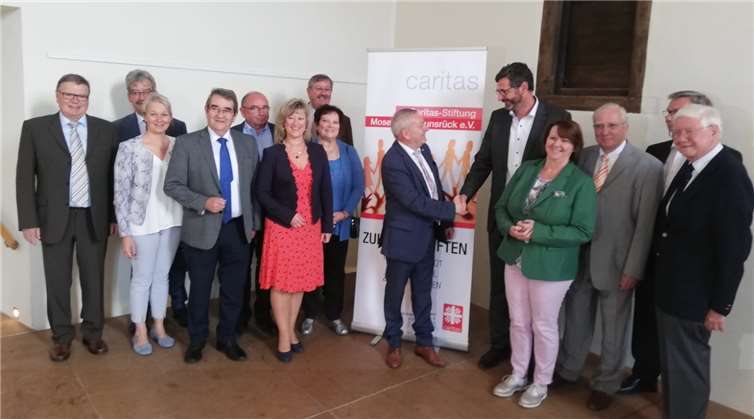 Das Kuratorium der Caritas-Stiftung Mosel-Eifel-Hunsrück mit Vertreterinnen und Vertretern der Politik.Foto: privat