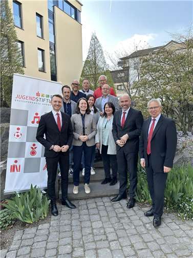 Das Kuratorium der Jugendstiftung der Kreissparkasse Ahrweiler mit dem neuen Vorstandsteam der Stiftung Sven Schmitz (links) und Achim Gemein (rechts).  Foto: privat
