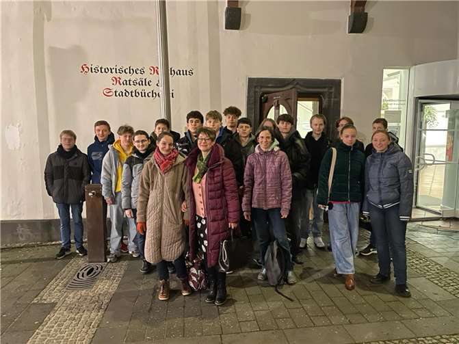 Das Kurfürst-Salentin-Gymnasium nimmt die aktive Auseinandersetzung mit der Vergangenheit auf seine Fahnen, um das Bewusstsein für die Demokratie zu stärken. In diesem Zusammenhang nahmen Schülerinnen und Schüler der Schule an einer Lesung der Autorin Jennifer Teege teil. Foto: privat