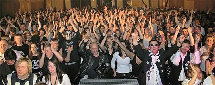 Das Kursaalgebäude bebt, wenn Sidewalk den Theatersaal rockt. Das Partypublikum trägt an diesem Abend schwarzes, weißes oder schwarz-weißes Outfit. WW Willi Willig