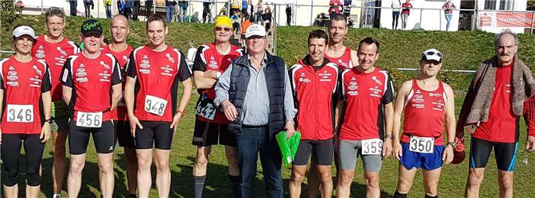 Das LG-Team bedankte sich bei Jürgen Geißler, und dem TuS Klotten, für 32 Jahre Crosslauf mit einem Präsent. Foto: LG HSC Gamlen - RSC Untermosel
