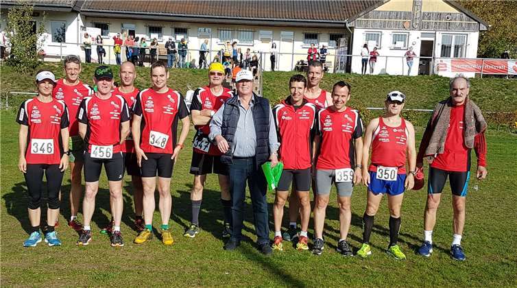 Das LG-Team bedankte sich bei Jürgen Geißler und dem TuS Klotten für 32 Jahre Crosslauf.Foto: privat