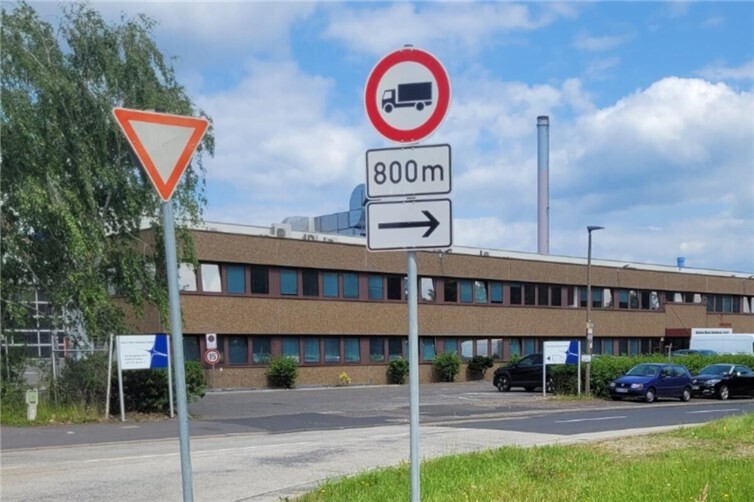 Fußgängersicherheit erhöht und LKW-Verkehr reduziert  Das LKW Durchfahrverbotschild. Fotos: WGS Kesselheim