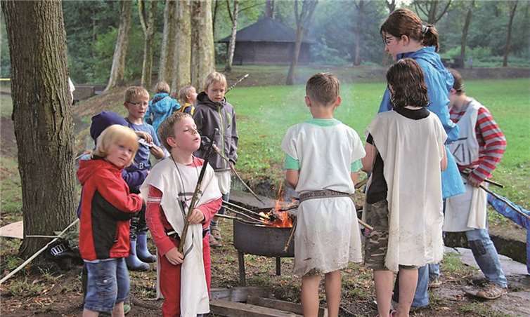 Das Lagerfeuer diente als beliebte Aufwärmstelle während des regnerischen Wetters.  Privat