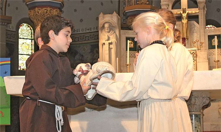 Das Lamm Gottes in die Welt zu tragen und den Armen und Kranken zu helfen, stand thematisch im Mittelpunkt der Theateraufführung von Grundschulkindern. BÜN