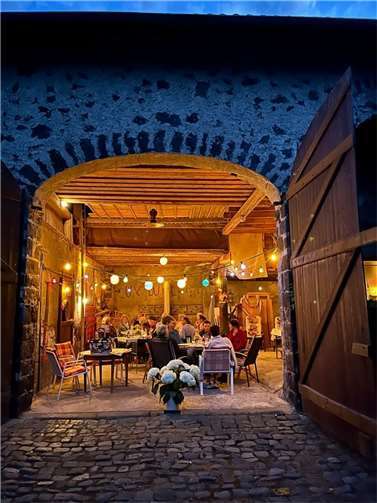 Das Lampionfest fand in einem wunderschönen Hof mit alter Scheune statt.  Foto: Freundschaftskreis Lux–Wolken e.V.