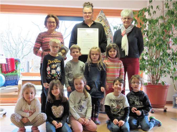 Das Land Rheinland-Pfalz fördert die Kooperation zwischen Bibliothek und Kindertagesstätte, die jetzt in Heimersheim auch durch eine schriftliche Vereinbarung fixiert wurde (v. l.): Hedwig Groß-Theis vom Büchereiteam, Kita-Leiterin Sabine Sausen und die Leiterin der Bücherei, Krimhilde Breuer, mit Kindern aus der Kita St. Mauritius. Foto: IT