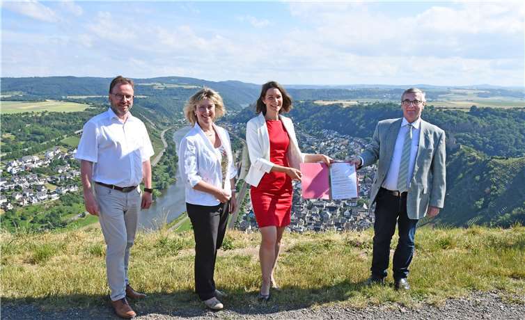 Das Land Rheinland-Pfalz fördert die Maßnahmen zur Rettung des Mosel-Apollofalters in den Landkreisen Mayen-Koblenz und Cochem-Zell mit knapp 160.000 Euro. Bei der Förderbescheidübergabe von rechts: Landrat Dr. Alexander Saftig (Mayen-Koblenz), Umweltministerin Anne Spiegel, Erste Kreisbeigeordnete Anke Beilstein (Cochem-Zell) und SGD-Nord-Präsident Wolfgang Treis.Fotos: Kreisverwaltung Mayen-Koblenz
