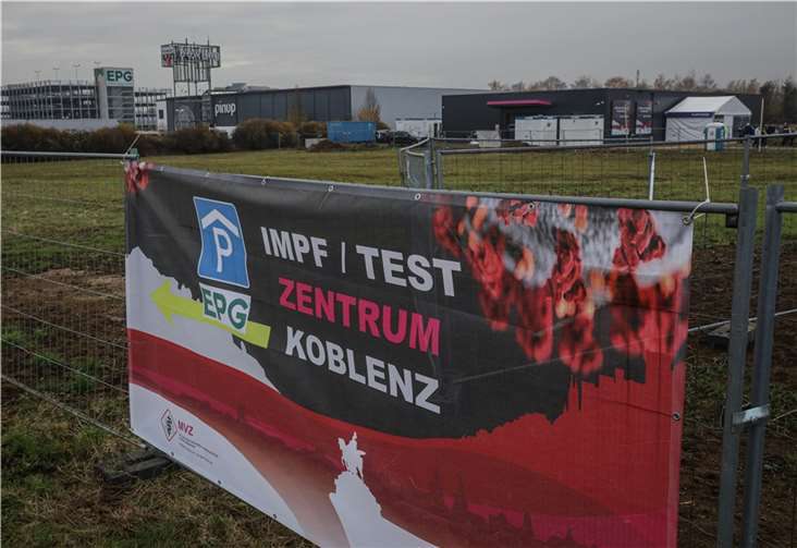 Das Landesimpfzentrum Koblenz (im Hintergrund rechts) ist ab sofort im Gewerbepark Metternich II wieder in Betrieb und im gleichen Gebäude wie die Corona-Ambulanz untergebracht. Aufgrund der Parksituation vor Ort sollen die Nutzerinnen und Nutzer während ihres Aufenthalts das unweit gelegene EPG-Parkhaus (im Hintergund links) nutzen.Foto: Stadt Koblenz/Egenolf