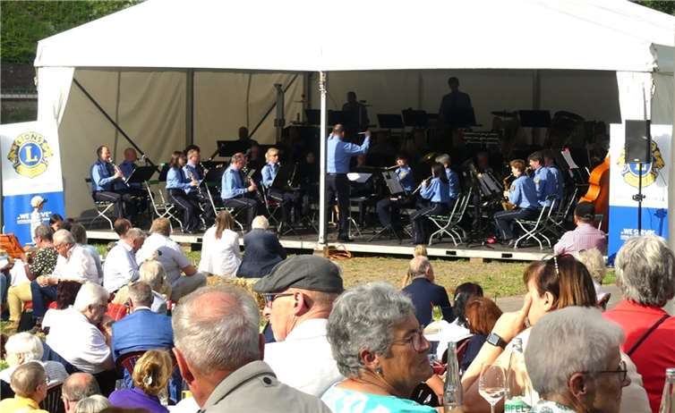Das Landespolizeiorchester Rheinland-Pfalz gab auf den Moselwiesen in Ernst unter der Leitung von Laszlo Szabo ein viel beachtetes Benefizkonzert. Foto: TE