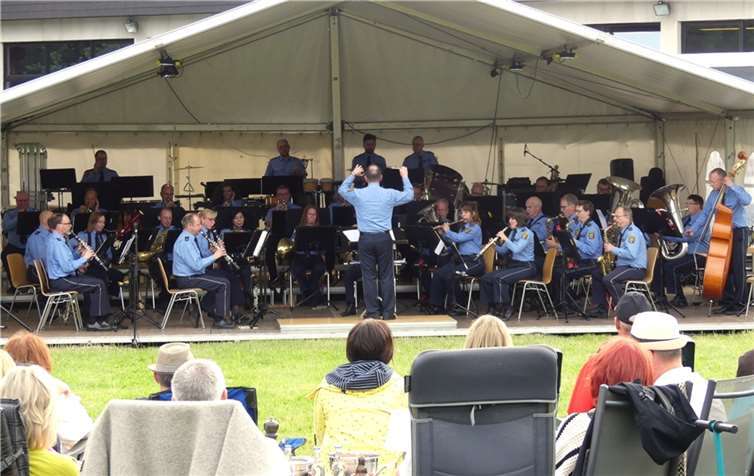Das Landespolizeiorchester Rheinland-Pfalz gab unter der Leitung von Laszlo Szabo erneut ein Picknick-Konzert in Kaifenheim. Foto: TE