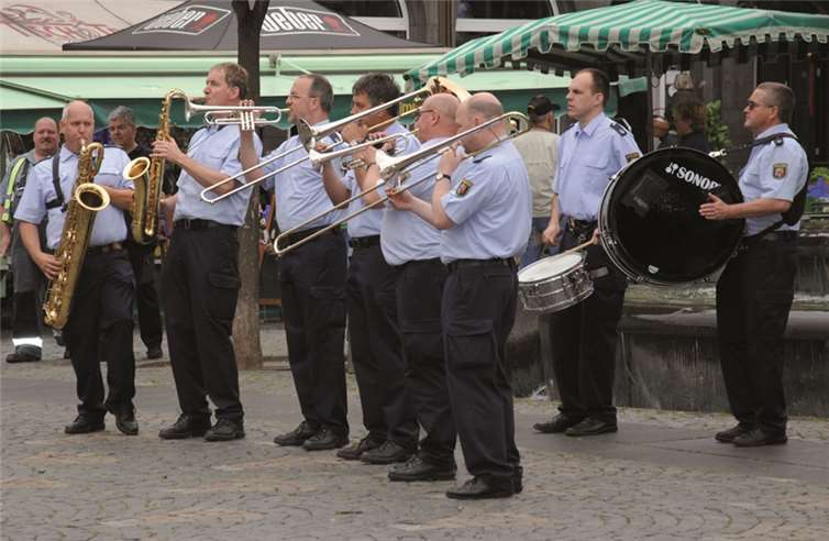 Das Landespolizeiorchester mit seiner Gruppe „Men in Blue“ begeisterte Besucher auf dem Marktplatz. Sabine Neiß