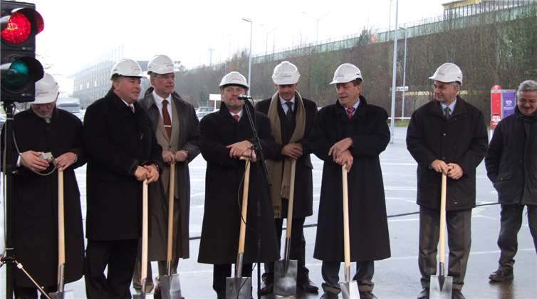 Das Landgericht Koblenz hat den ehemaligen Finanzminister des Landes Rheinland-Pfalz Ingolf Deubel (Hier in der Mitte beim damaligen Spatenstich zur Neugestaltung des Nürburgrings) wegen Untreue in vier Fällen und falscher uneidlicher Aussage zu einer Gesamtfreiheitsstrafe von zwei Jahren und drei Monaten verurteilt. Foto: Archiv / Christian Fiala