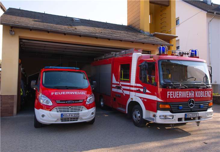 Das Layer Feuerwehrgerätehaus mit den beiden Fahrzeugen der Layer Wehr.Foto: Feuerwehr Lay