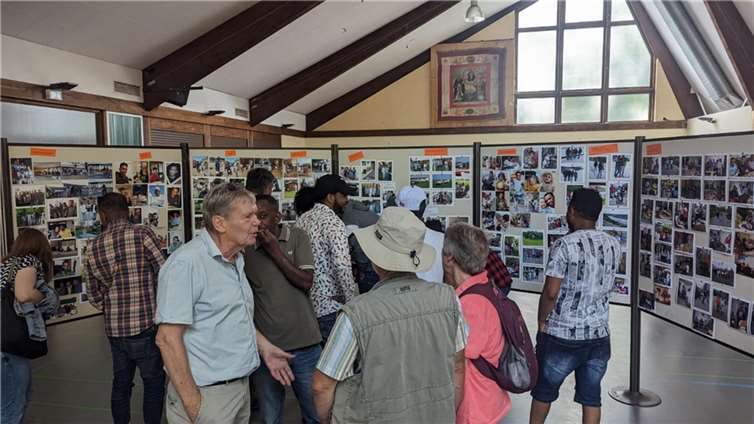 Das Leben der letzten acht Jahre in Waldorf wurde auf einer Fototafel dokumentiert.  Foto: Flüchtlingshilfe Waldorf e.V.