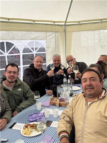 Das Leben ist zu kurz, um schlechten Wein zu trinken, das wusste schon Goethe. So traf sich die Nachbarschaft Oberdorf Kruft am 24.05.2025 auf dem Schlehenhof zu einer Weinprobe. Foto: privat