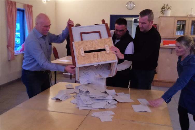 Das Leeren der Wahlurne durch den Wahlvorstand in Kempenich. Foto: GS