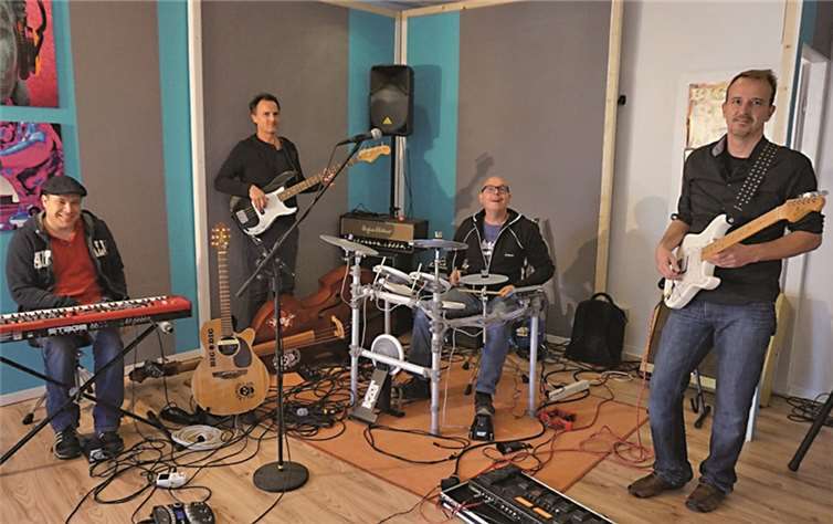 Das Lehrer-Team der Musikschule unterhielt das Publikum mit fetziger Live-Musik.privat