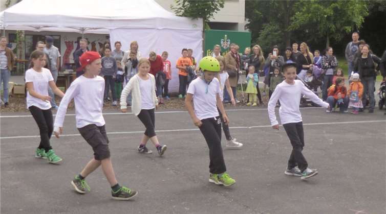 Das Lehrerkollegium, die Schulkinder, der Schulelternbeirat und der Förderverein der Schule hatten sich eine ganze Menge einfallen lassen.privat
