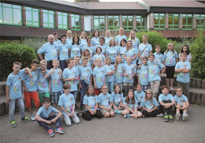 Das Lehrerkollegium und die Klassen 4a und 4b der Grundschule St. Georg aus St. Katharinen. privat