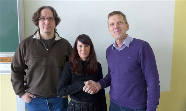 Das Lehrerteam der FOS-Mendig ist größer geworden. Dirk Wehner (Berufsschullehrer für Technik und Physik) und Roland Hill (gymnasialer Lehrer für Informatik und Mathematik) begrüßen ihre neue Kollegin Laila Croé (gymnasiale Lehrerinn für Deutsch und Englisch). Privat