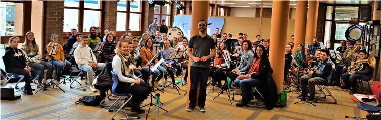 Das Lehrgangorchester mit dem Dirigenten Kreismusikleiter Christoph Müller.